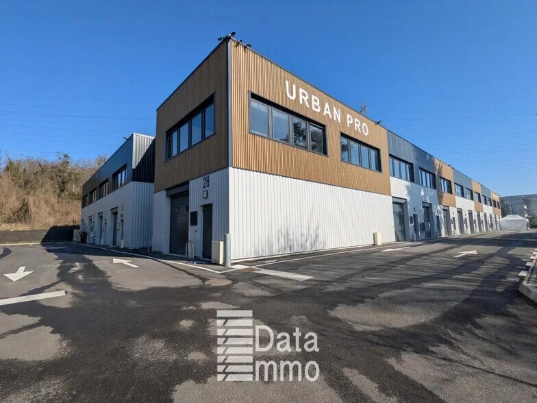 Industriel dans Neuilly-Plaisance à louer - Photo du bâtiment - Image 2 de 8