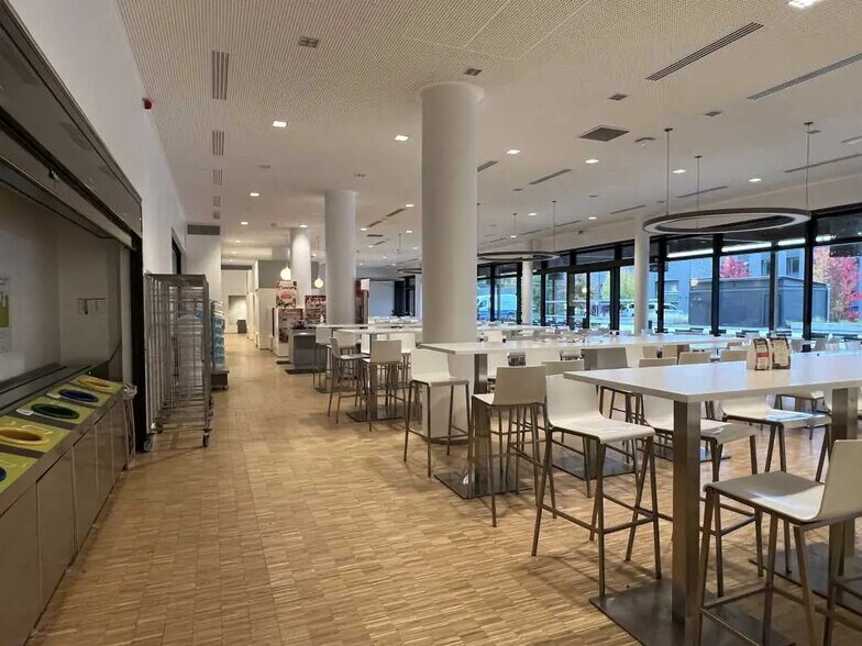 7 Avenue Nicéphore Niépce, Montigny-le-Bretonneux for lease - Interior Photo - Image 3 of 9