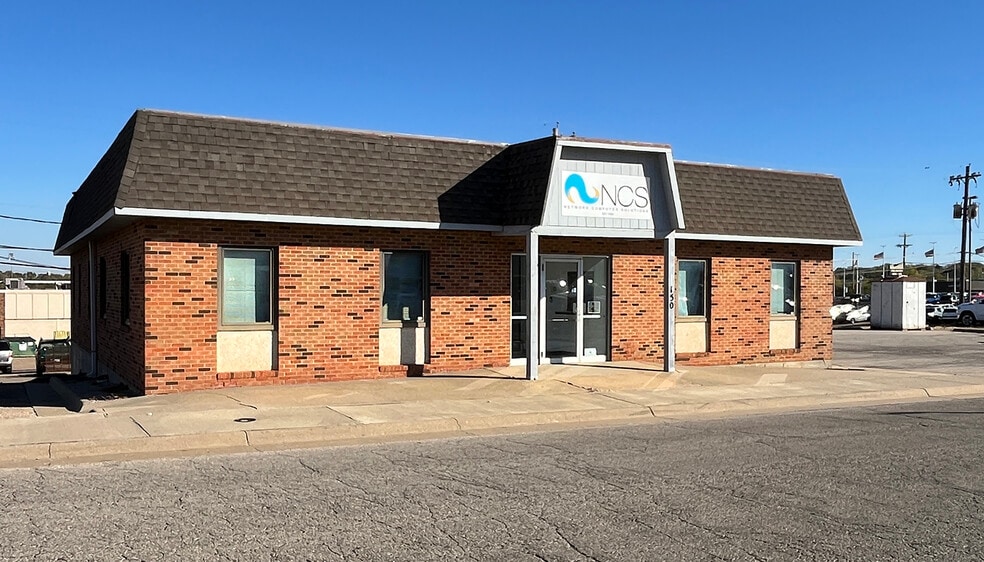 150 SW 30th St, Topeka, KS for lease - Building Photo - Image 1 of 3