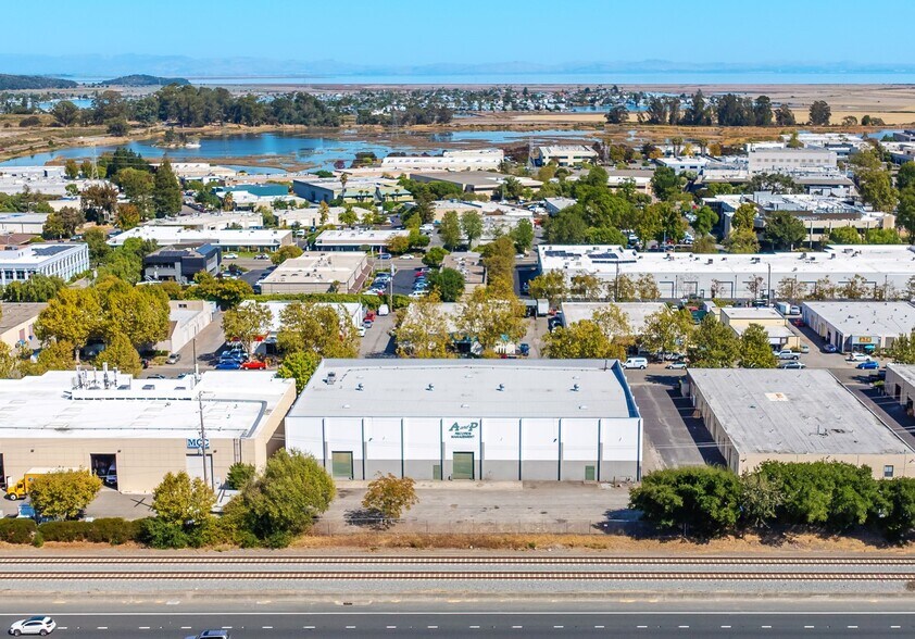 77 Hamilton Dr, Novato, CA à louer - Photo du bâtiment - Image 3 de 9
