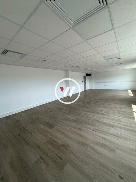 Flex in Le Thillay for lease - Interior Photo - Image 3 of 5