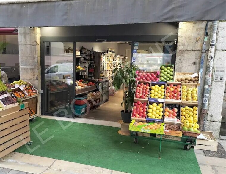 Retail in Lyon for sale - Building Photo - Image 2 of 3