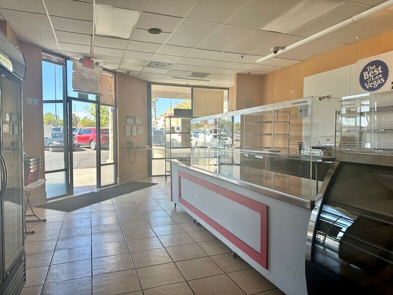 2211-2227 N Rampart Blvd, Las Vegas, NV à louer - Photo du bâtiment - Image 2 de 5
