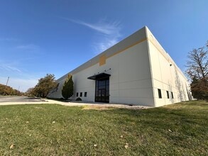 5701 N Meadows Dr, Grove City, OH for lease Building Photo- Image 1 of 7