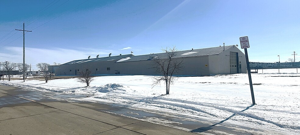 1915 Beechcraft Rd, Salina, KS for lease - Building Photo - Image 3 of 3