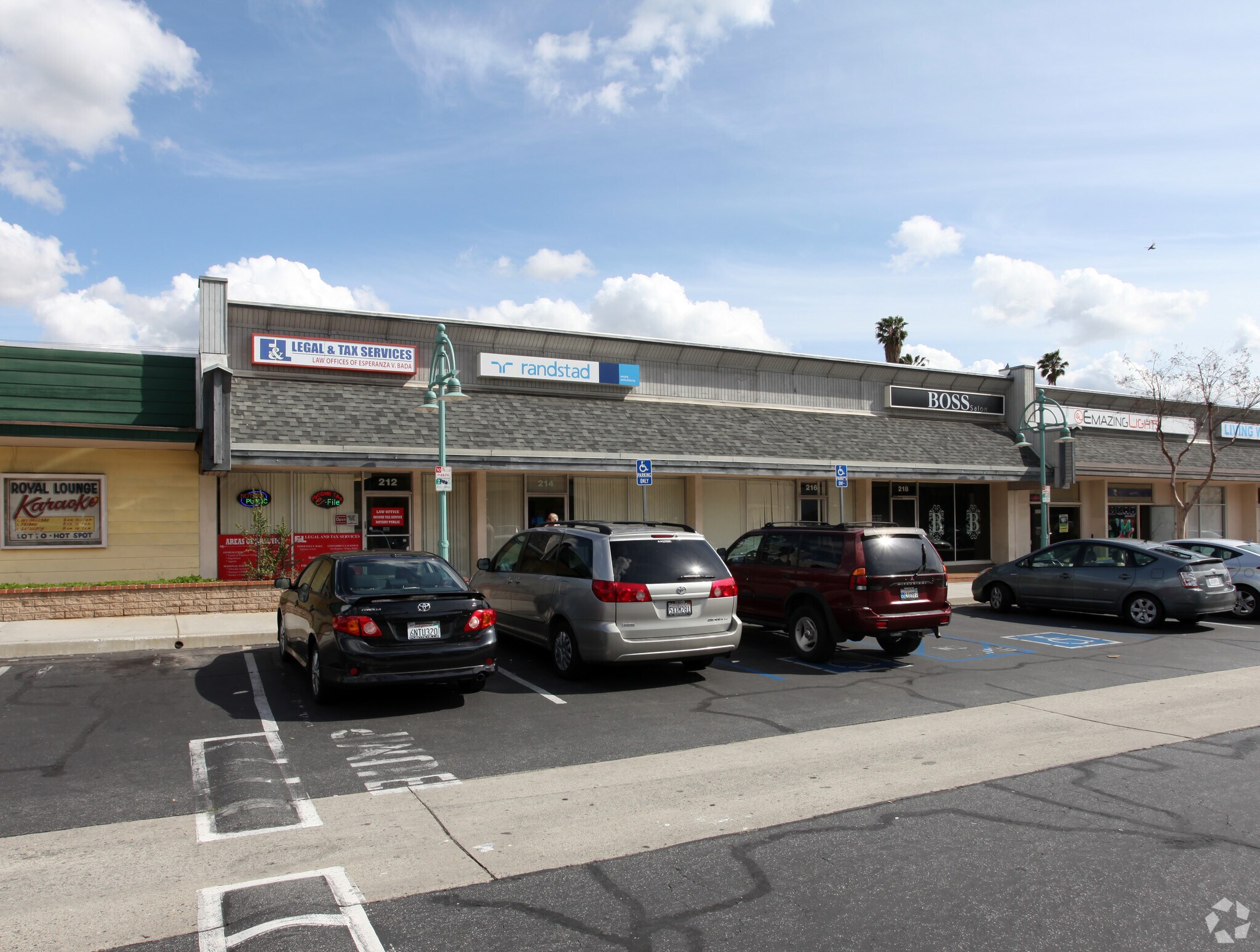 212-218 S Glendora Ave, West Covina, CA à louer Photo principale- Image 1 de 4