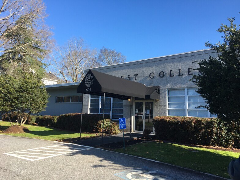 601 E River St, Anderson, SC à louer - Photo du bâtiment - Image 2 de 8