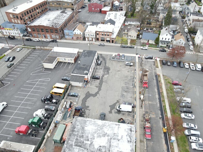 585 Forest St, Orange, NJ à louer - Photo du bâtiment - Image 3 de 8