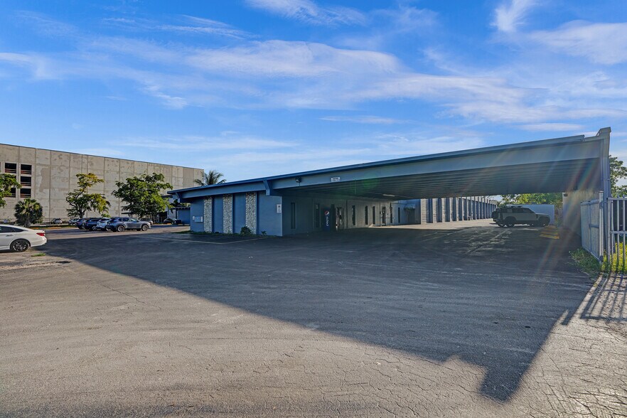 12050 NE 14th Ave, Miami, FL à louer - Photo du bâtiment - Image 3 de 10