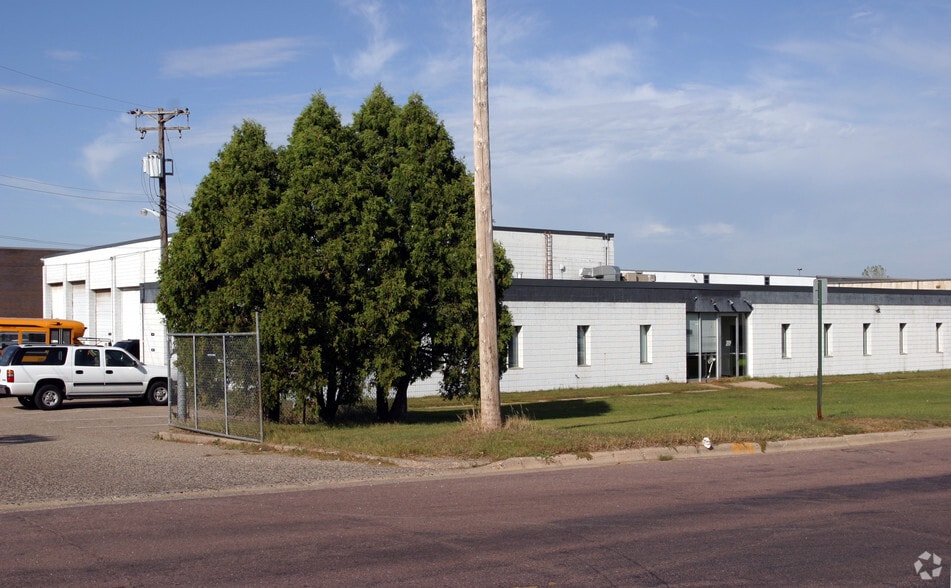 2000 W 96th St, Bloomington, MN for lease - Building Photo - Image 2 of 6