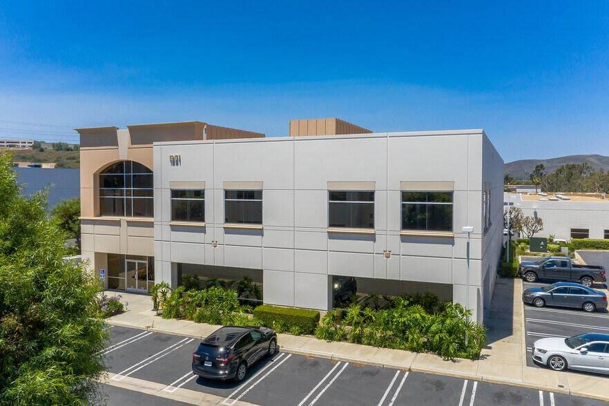 1251 Puerta Del Sol, San Clemente, CA à vendre - Photo du bâtiment - Image 2 de 28