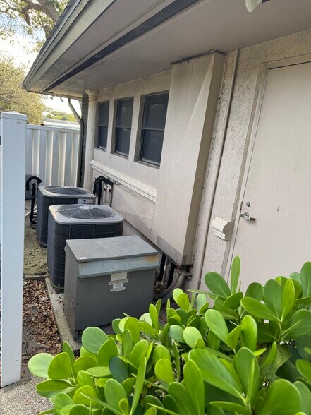 835 SE Osceola St, Stuart, FL à vendre - Photo du bâtiment - Image 3 de 15