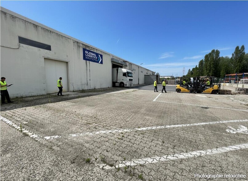 Industrial in Pontpoint for lease - Building Photo - Image 1 of 12