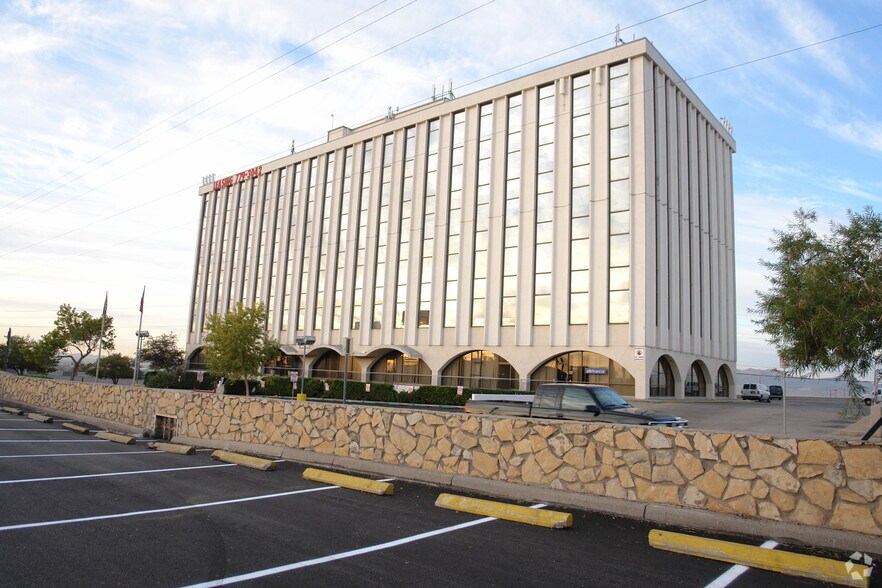 5959 Gateway Blvd W, El Paso, TX à louer - Photo principale - Image 1 de 3