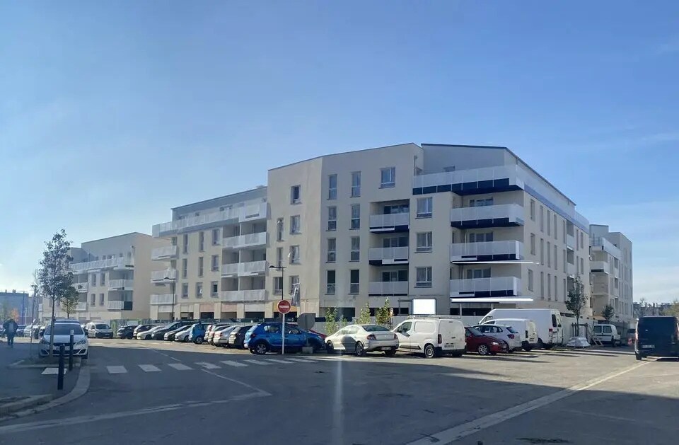 Retail in Melun for lease Building Photo- Image 1 of 9