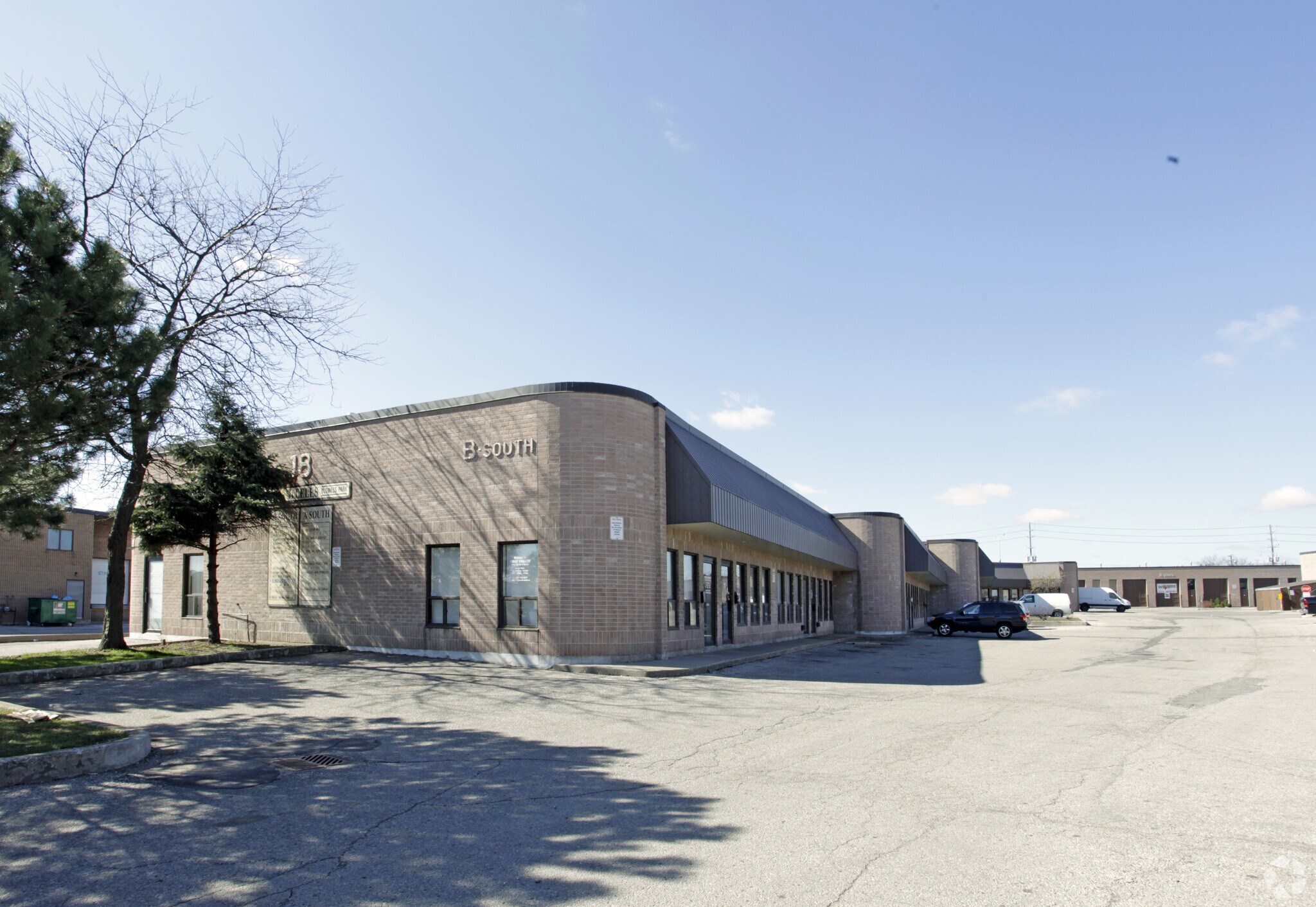 18 Strathearn Ave, Brampton, ON à louer Photo principale- Image 1 de 3