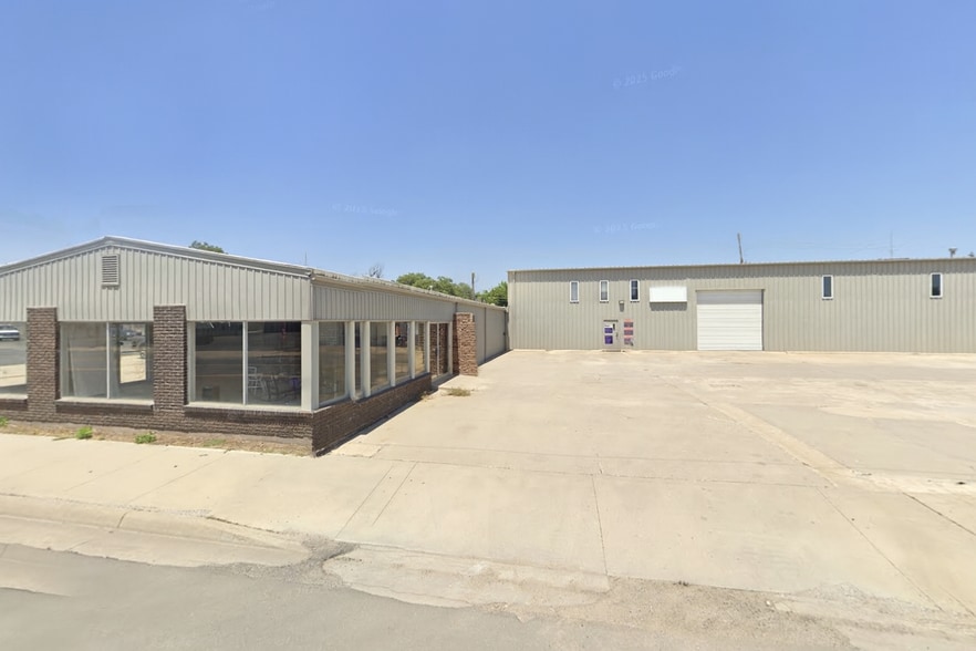 924 E 4th Ave, Hutchinson, KS for lease - Building Photo - Image 2 of 5