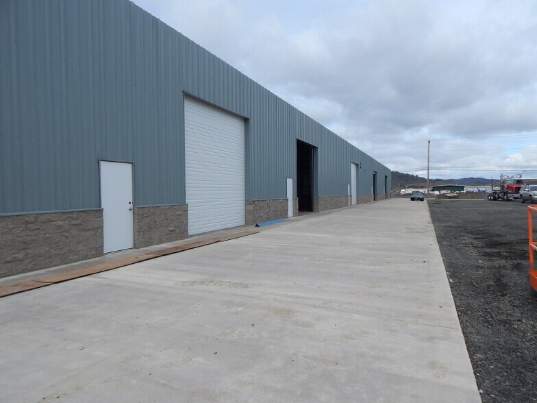 1505 Green Siding Rd, Roseburg, OR à louer - Photo principale - Image 1 de 17