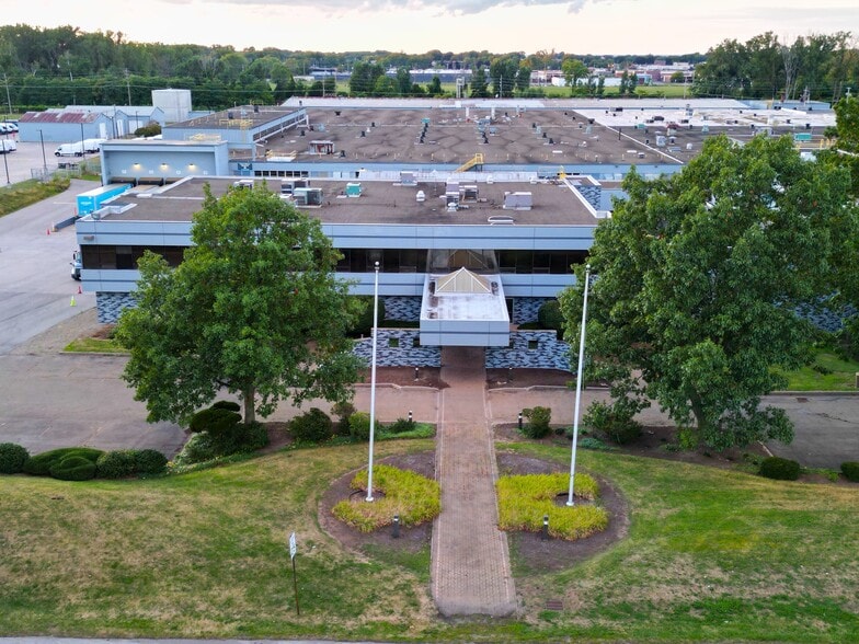 2424 W 23rd St, Erie, PA for lease - Building Photo - Image 2 of 25