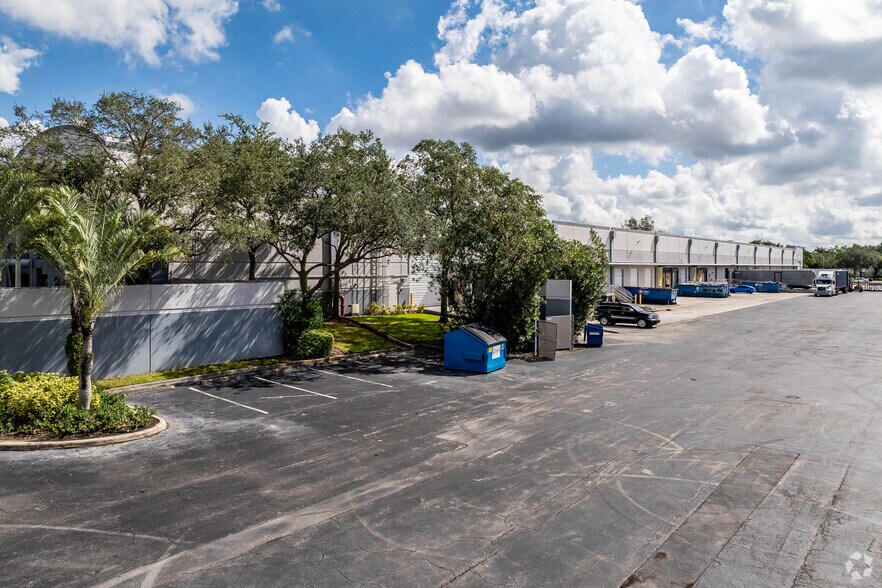 13800 NW 2nd St, Sunrise, FL à louer - Photo du bâtiment - Image 2 de 4