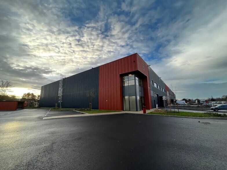 Office in SAINT-OUEN-L'AUMONE for lease - Building Photo - Image 3 of 16