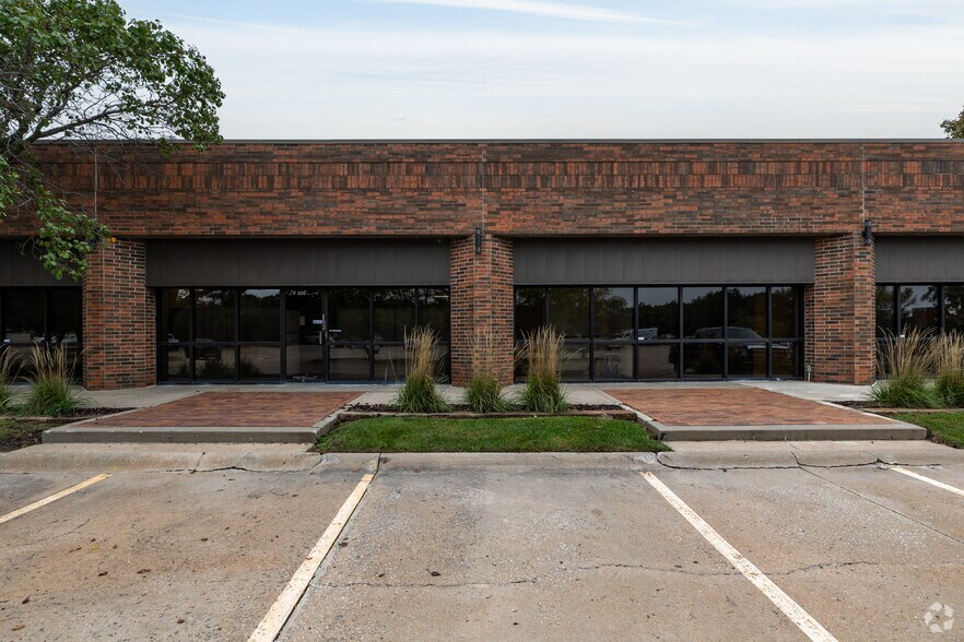 3450 N Rock Rd, Wichita, KS à louer - Photo du bâtiment - Image 2 de 3