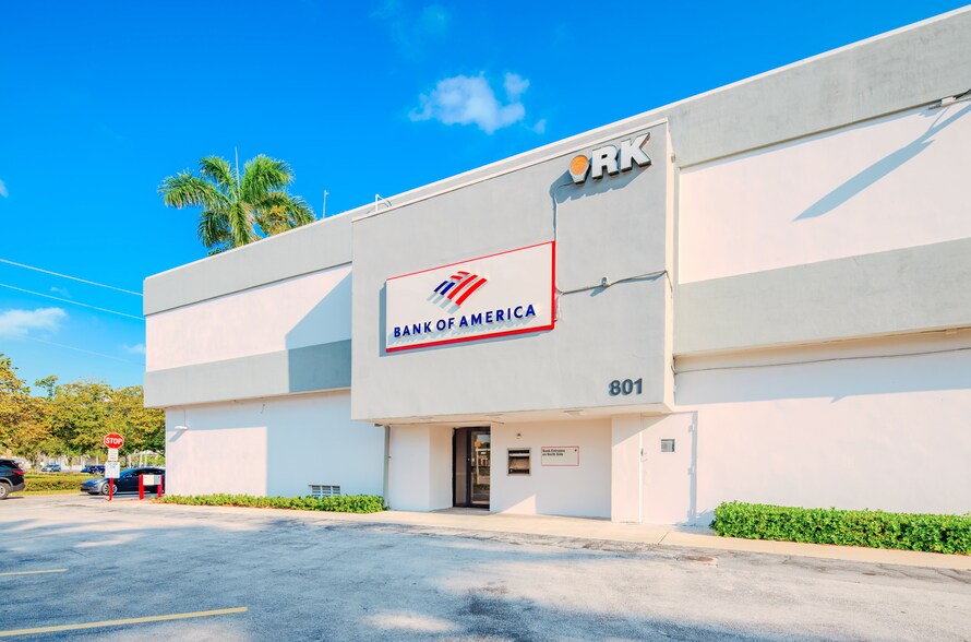 801 E Hallandale Beach Blvd, Hallandale Beach, FL à louer - Photo du bâtiment - Image 1 de 3