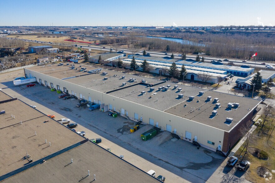 5925 12th St SE, Calgary, AB à louer - Photo du bâtiment - Image 2 de 2