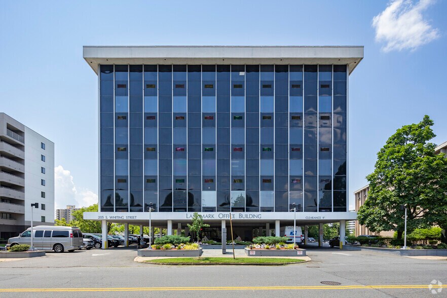 205 S Whiting St, Alexandria, VA à louer - Photo du bâtiment - Image 2 de 26