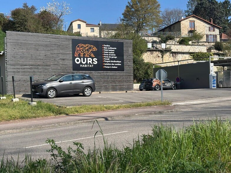 Retail in Limoges for lease - Building Photo - Image 1 of 1