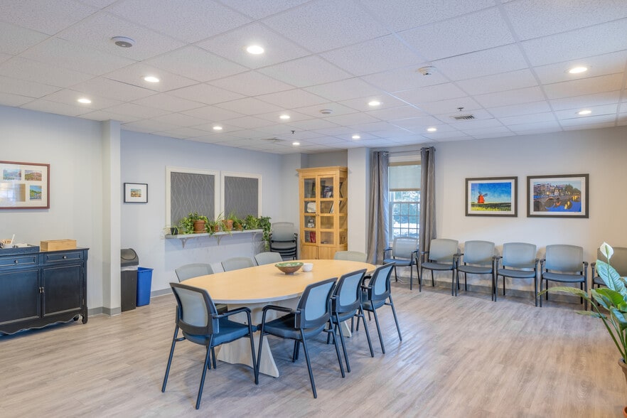 400 Massasoit Ave, East Providence, RI for lease - Interior Photo - Image 2 of 11