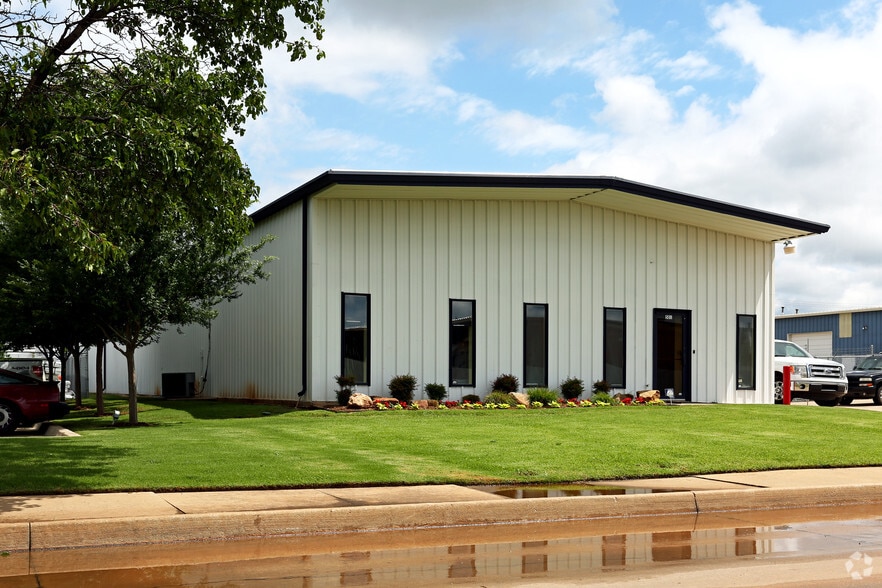 501 Westland Dr, Edmond, OK for lease - Building Photo - Image 2 of 2