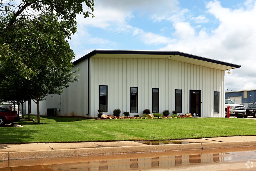 501 Westland Dr, Edmond, OK à louer - Photo du bâtiment - Image 2 de 2
