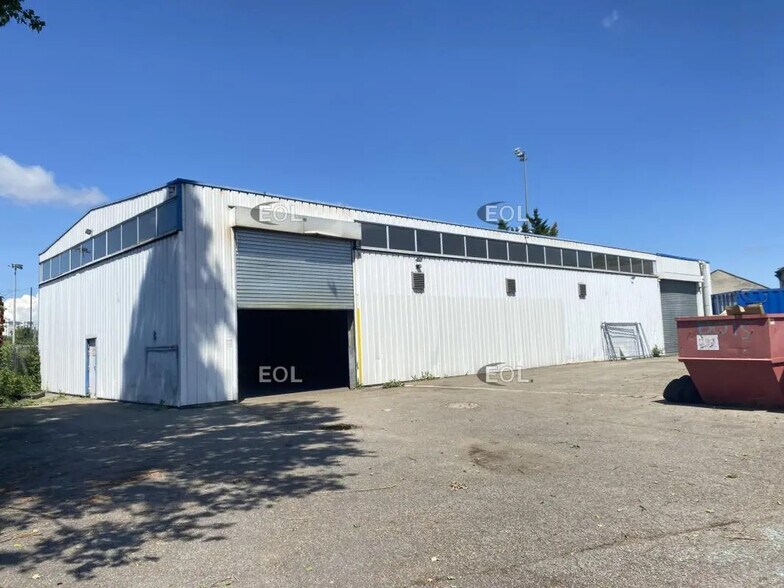 Flex dans Vaulx-en-Velin à louer - Photo du bâtiment - Image 3 de 15