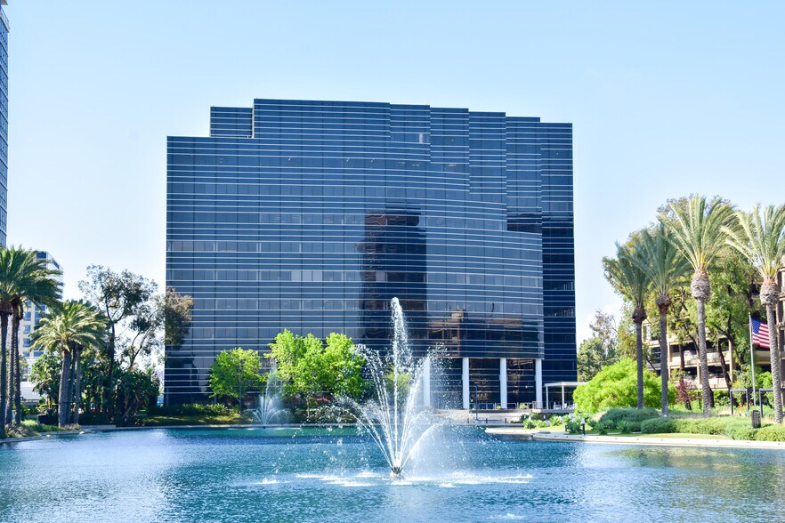 3 Hutton Centre Dr, Santa Ana, CA à louer - Photo du bâtiment - Image 1 de 6