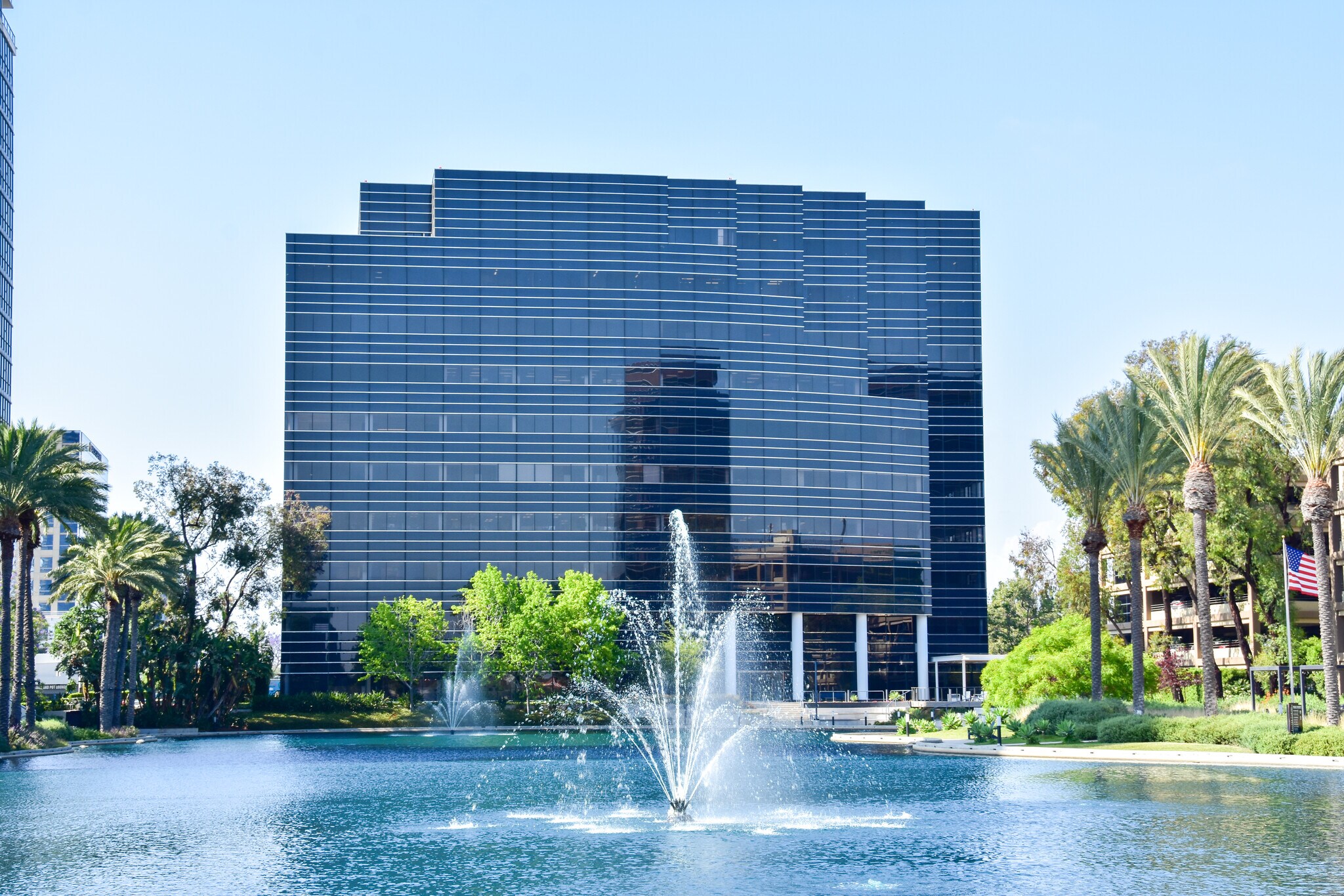 3 Hutton Centre Dr, Santa Ana, CA à louer Photo du bâtiment- Image 1 de 7