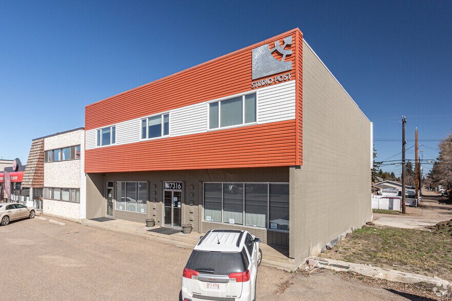 7316 101 Ave NW, Edmonton, AB à vendre - Photo du bâtiment - Image 2 de 46