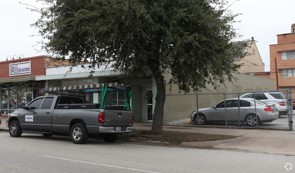 231-233 W 19th St, Houston, TX for lease - Building Photo - Image 2 of 5