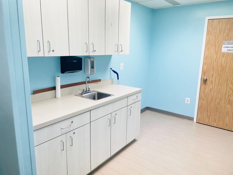 1830 Town Center Dr, Reston, VA for sale - Interior Photo - Image 3 of 53