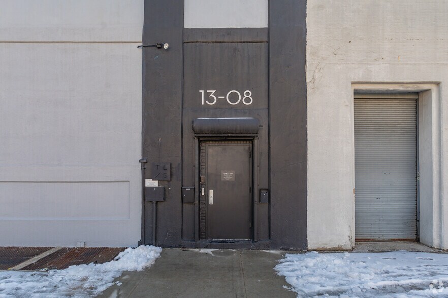 4310 21st St, Long Island City, NY à louer - Photo du bâtiment - Image 2 de 7