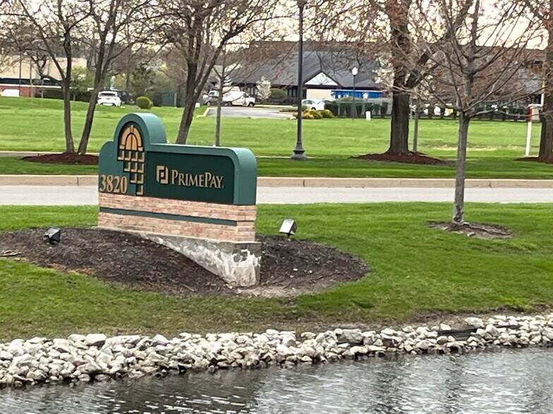 3820 Edison Lakes Pky, Mishawaka, IN à louer - Photo du bâtiment - Image 3 de 15