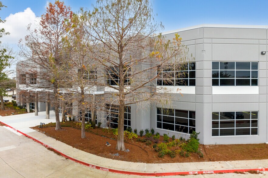 6100 Tennyson Pky, Plano, TX à louer - Photo du bâtiment - Image 3 de 30