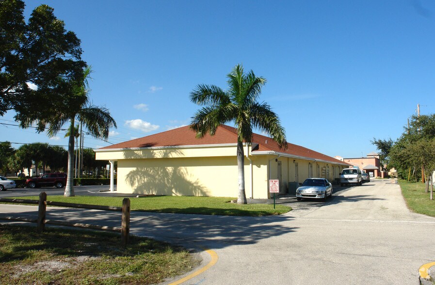 902-958 S Dixie Hwy, Lantana, FL à louer - Photo du bâtiment - Image 2 de 7
