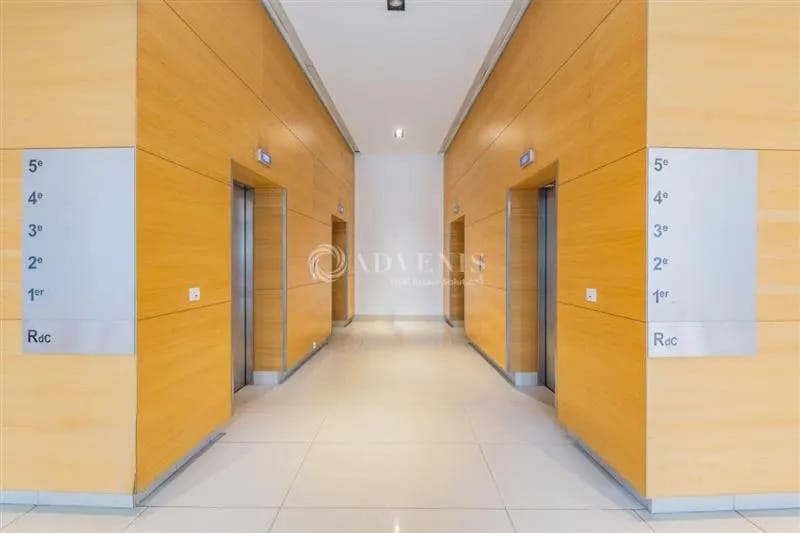 Bureau dans Chessy à louer - Hall d’entrée - Image 3 de 10