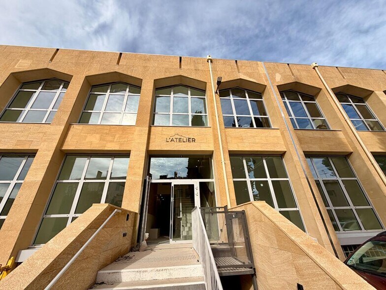 Flex in Aix-en-Provence for lease - Building Photo - Image 2 of 10