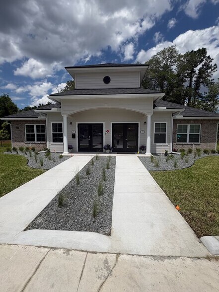 88 Roberts Village Ct, Saint Johns, FL à louer - Photo du bâtiment - Image 3 de 5