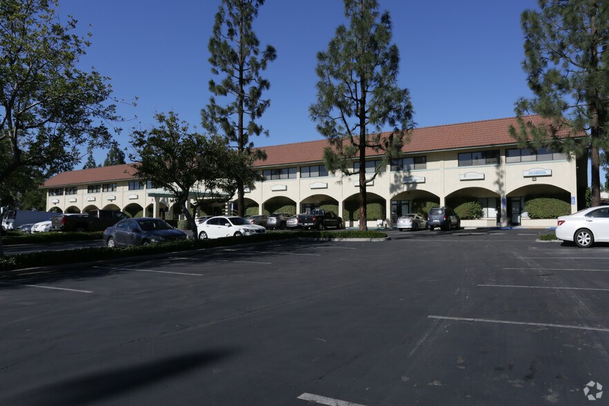 9161 Sierra Ave, Fontana, CA à louer - Photo du bâtiment - Image 2 de 5