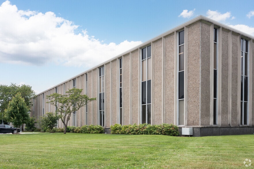 999 Stewart Ave, Bethpage, NY for lease - Building Photo - Image 3 of 14