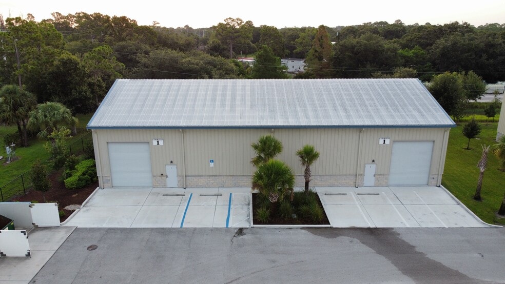 5265 45th St, Vero Beach, FL à louer - Photo du bâtiment - Image 2 de 38