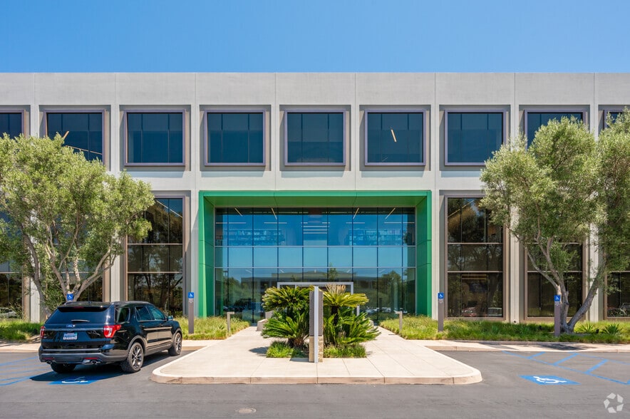 5301 California Ave, Irvine, CA à louer - Photo du bâtiment - Image 3 de 8